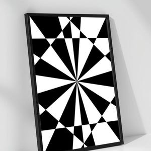 Pode incluir: Impressão de arte geométrica em preto e branco emoldurada. A obra apresenta um design radial com formas triangulares pretas e brancas alternadas. A impressão emoldurada está encostada a uma parede branca.