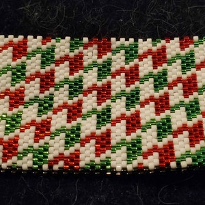 3-color small houndstooth + seam peyote pen wrap tutorial - colorful fun