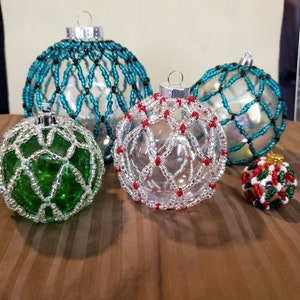 Netted captured holiday bauble tutorial - 27mm, 60mm, 67mm, 80mm, 100mm - five different sizes