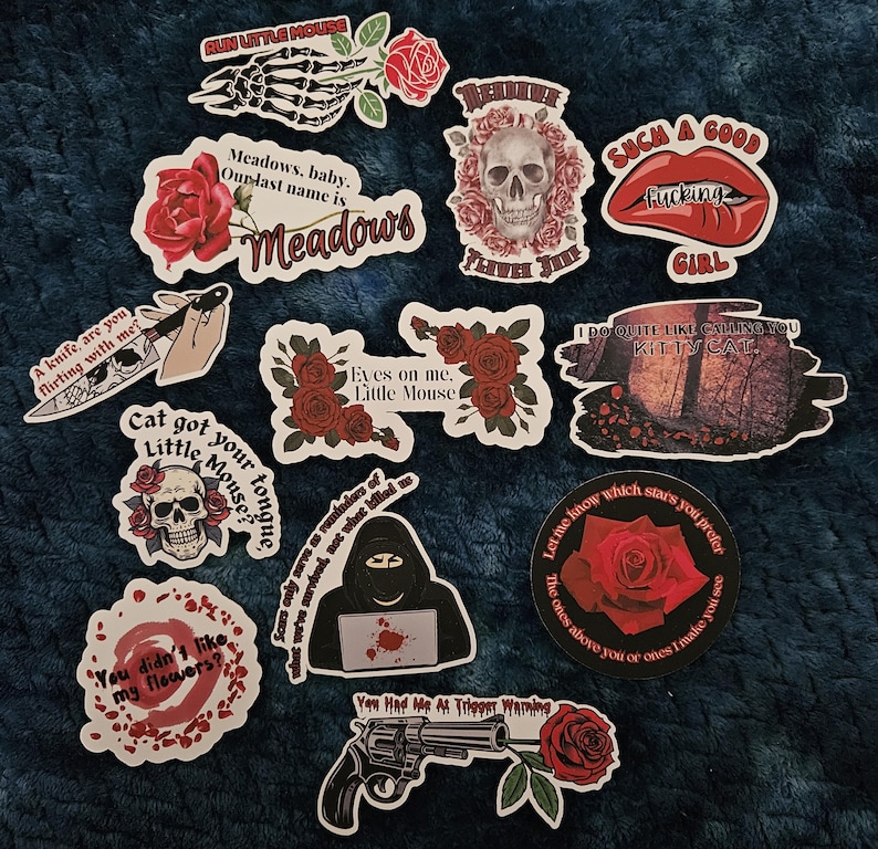 Regalos con licencia oficial de H.D. Carlton, soportes para teléfonos desplegables, llaveros, tazas, vasos, calcomanías y mucho más. Die Cut Stickers