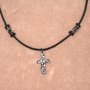 Men&#39;s Necklace - Silver Cross on Black Leather