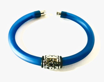 Mens Tribal style wristband with magnetic clasp - Short Barrel