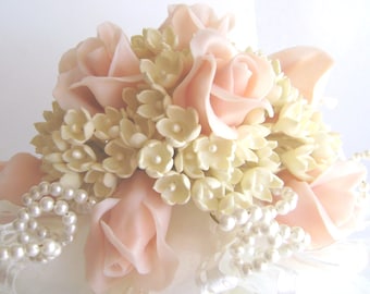 Ramillete de novia hecho a mano con rosas y lilas de arcilla. Hecho a la medida