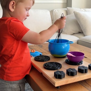 Cuisine ludique/plaque chauffante/plaque de cuisson. Idéal pour jouer à l'intérieur. Fabriqué à partir de matériaux durables avec des boutons tournants. Parfait pour jouer à faire semblant !