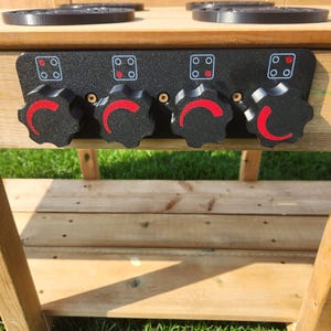 Plaque de luxe pour bouton de commande rotatif Mud Kitchen Play Time pour le bricolage. Durable et résistant aux UV/intempéries. Parfait pour un jeu imaginatif !