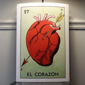 Produkt fizyczny El Corazon (Serce) Karta loterii Wydruk | 13x19 Vintage Meksykańskie dzieło sztuki Loteria | Wysokiej jakości dekoracja ścienna Sztuka ścienna Latino