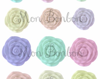 Puede incluir: Doce decoraciones en forma de rosa de color pastel. Las rosas son en tonos de rosa, azul, verde y amarillo.