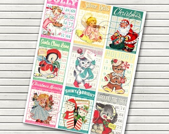 Puede incluir: Nueve tarjetas de bingo de Navidad vintage con ilustraciones coloridas de Papá Noel, un pingüino, un hombre de jengibre, un gato, un ángel, un muñeco de nieve y un cachorro. Cada tarjeta tiene una cuadrícula de números y el título de la tarjeta está impreso en la parte superior.