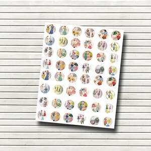 Op de afbeelding: Een vel met 48 ronde stickers in vintage stijl met illustraties van vrouwen in verschillende jurken en outfits. De stickers zijn gedrukt op wit papier en hebben een glanzende afwerking.