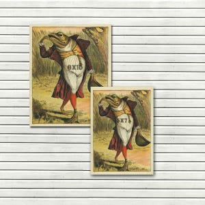Puede incluir: Dos ilustraciones vintage de una rana vestida con un traje y sosteniendo un sombrero. La rana de la imagen más grande está etiquetada como "8x10" y la rana de la imagen más pequeña está etiquetada como "5x7".