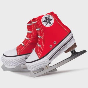 Może przedstawiać: Czerwone łyżwy hokejowe z białą podeszwą i sznurowadłami. Łyżwy mają białą naszywkę z czarnym wzorem płatka śniegu. Ostrza są srebrne i mają napis "MARK IV".