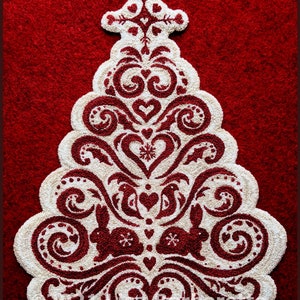 Puede incluir: Un diseño decorativo de árbol de Navidad en crema y burdeos, con motivos de corazones, espirales y conejos. El árbol se encuentra sobre un fondo rojo texturizado. El diseño incluye el texto "©2021 Lisa Berberette".