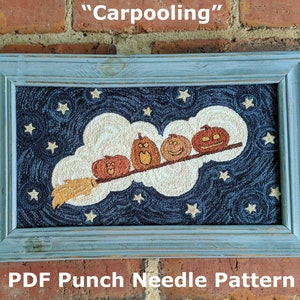 Puede incluir: Un patrón de aguja perforada enmarcado con temática de Halloween. La obra de arte representa cuatro calabazas talladas montadas en una escoba a través de un cielo estrellado. El marco es de color azul claro desgastado, con textos "Carpooling" y "PDF Punch Needle Pattern".