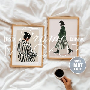 2 Bilderrahmen Mockup Person Hand Galerie Set, Zwei 2 Bilderrahmen für Bundle auf Bettlaken, A4 Boho Holz, Vertikal, Psd, Poster Mockup, DIN A Photoshop A3