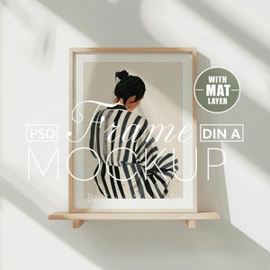 A4 Rahmen Mockup Minimalistisch Holz Vertikal Sitzend auf einem Holz Regal, PSD Smart Objekt, Boho Poster Mockup, DIN A Einfach Dünn für Photoshop A3