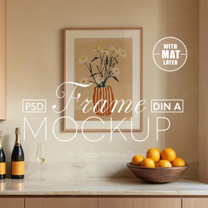 Puede incluir: Una impresión enmarcada de una ilustración floral con un jarrón en un ambiente de cocina. Dos botellas de champán y una copa de champán están en la encimera. Un tazón de naranjas está en la encimera. El texto "Frame Mockup" está escrito en blanco en la imagen.