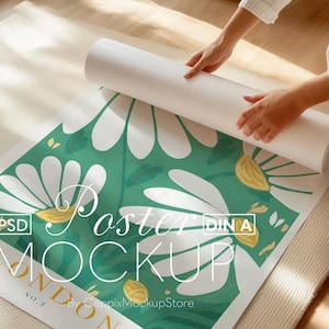 Maqueta de póster con persona enrollada: manos desenrollándose, primer plano detallado, tamaño A4, A3, ISO, objeto inteligente, plantilla PSD realista, Photoshop