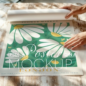 Poster Mockup Mit Person, Aufgerollt: Abrollen Rollen, Detaillierte Nahaufnahme Hände A4 A3 ISO Smart Objekt Vorlage Realistisch Flach PSD Photoshop