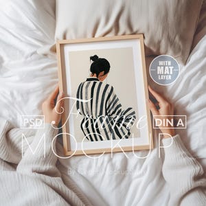 Rahmen Mockup Mit Person, A4 A3 Schlafzimmer Realistische Hand, Minimal Boho Poster, Frau Sitzend Holz, PSD Photoshop Home Interior Template DIN
