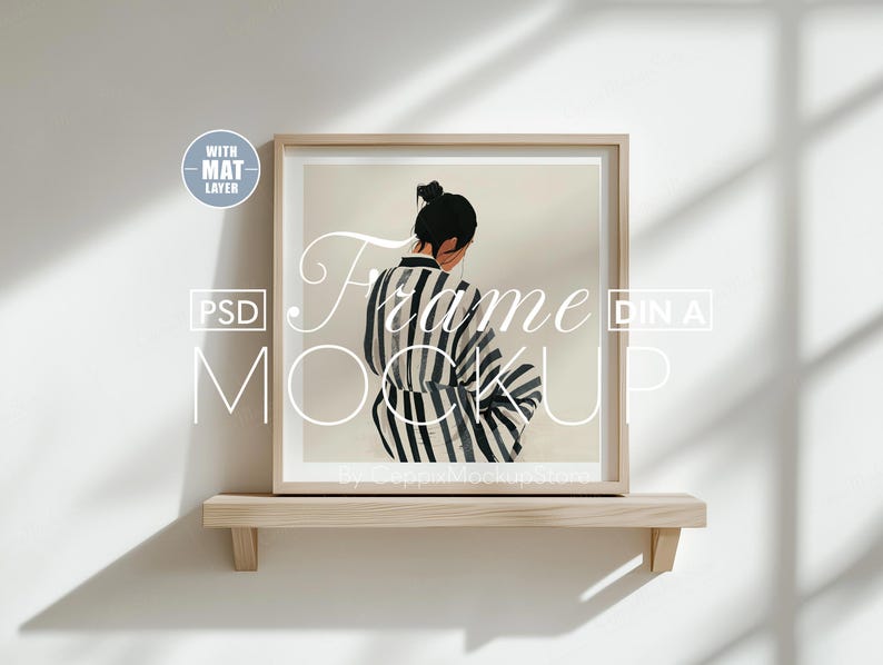 Puede incluir: Una impresi&oacute;n art&iacute;stica enmarcada que presenta a una persona con un atuendo a rayas blancas y negras, exhibida en una estanter&iacute;a de madera. El marco es de madera de color claro y la obra de arte tiene una capa de paspart&uacute;. Las palabras "Frame in a Mockup" est&aacute;n escritas en la imagen.