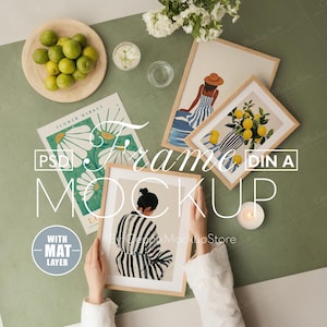 Op de afbeelding: Een mockup van een houten frame met een passe-partout, met een zwart-witte illustratie van een persoon in een gestreepte jurk. Het frame staat op een groene ondergrond met een kom limoenen, een kaars en een bloemstuk.