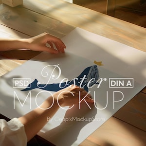 Maqueta de póster con persona: proporción DIN A, plano plano con manos de mujer, Photoshop PSD de Photopea con mesa, maqueta de impresión artística, Boho A3, A4