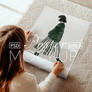 Maqueta de póster con persona enrollada: manos desenrollándose, primer plano detallado, tamaño A4, A3, ISO, objeto inteligente, plantilla PSD realista, Photoshop