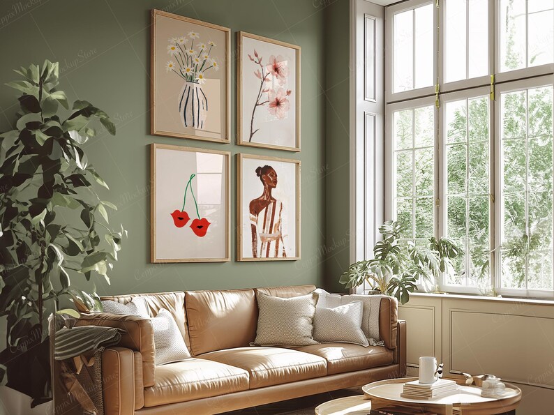 Peut inclure: Quatre impressions d'art encadr&eacute;es avec des th&egrave;mes botaniques et figuratifs. Les impressions pr&eacute;sentent un vase de fleurs, des branches florales roses, une paire de cerises rouges et une femme dans une robe ray&eacute;e. Les cadres sont brun clair et le mur est vert olive.