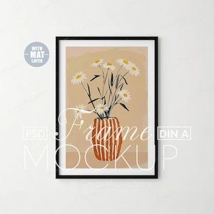 Op de afbeelding: Een ingelijste print van een wit bloemenboeket in een gestreepte oranje vaas op een beige achtergrond.