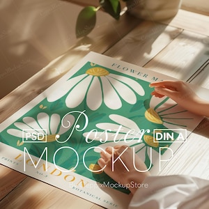 Poster Mockup mit Person: DIN A Ratio, Flatlay Nahaufnahme mit Händen, Photopea PSD Photoshop Rahmen mit Tabelle, Kunstdruck Mockup, Boho A3, A4