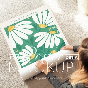 Poster Mockup Mit Person, Aufgerollt: Abrollen Rollen, Detaillierte Nahaufnahme Hände A4 A3 ISO Smart Objekt Vorlage Realistisch Flach PSD Photoshop