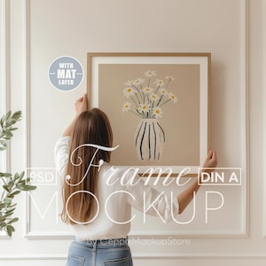 Quadratischer Rahmen mit Person, realistische 1x1-Hand, große minimale Postermatte, Frau, die an der Wand hängt, dünnes Holz, PSD Photoshop Home-Vorlage