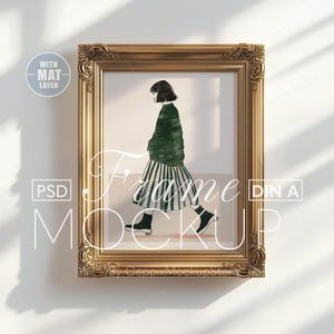 Può includere: Una stampa artistica incorniciata in una cornice dorata ornata, raffigurante una donna con un maglione verde e una gonna a righe. L'immagine include il testo "Frame in a Mockup". La cornice è appesa a un muro bianco.