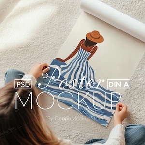 Poster Mockup Mit Person, Aufgerollt: Abrollen Rollen, Detaillierte Nahaufnahme Hände A4 A3 ISO Smart Objekt Vorlage Realistisch Flach PSD Photoshop