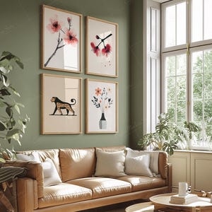 Peut inclure: Quatre impressions d'art encadr&eacute;es avec des illustrations botaniques et animales sont accroch&eacute;es au-dessus d'un canap&eacute; en cuir. Les impressions pr&eacute;sentent des fleurs &agrave; l'aquarelle, un l&eacute;opard et un vase de fleurs. La pi&egrave;ce a une palette de couleurs neutres.