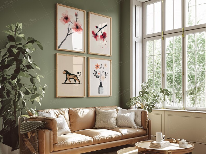 Peut inclure: Quatre impressions d'art encadr&eacute;es avec des illustrations botaniques et animales sont accroch&eacute;es au-dessus d'un canap&eacute; en cuir. Les impressions pr&eacute;sentent des fleurs &agrave; l'aquarelle, un l&eacute;opard et un vase de fleurs. La pi&egrave;ce a une palette de couleurs neutres.