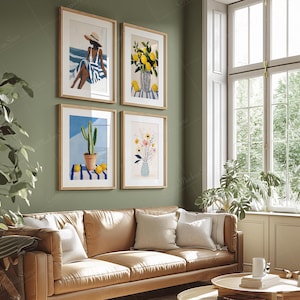 Peut inclure: Quatre impressions d'art encadr&eacute;es avec des th&egrave;mes botaniques et figuratifs sont accroch&eacute;es au-dessus d'un canap&eacute; en cuir marron. Les impressions pr&eacute;sentent des illustrations d'une personne, de citrons, d'un cactus et de fleurs. La pi&egrave;ce a un mur vert et une grande fen&ecirc;tre.