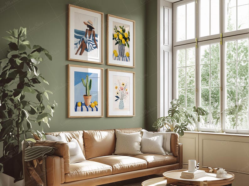 Peut inclure: Quatre impressions d'art encadr&eacute;es avec des th&egrave;mes botaniques et figuratifs sont accroch&eacute;es au-dessus d'un canap&eacute; en cuir marron. Les impressions pr&eacute;sentent des illustrations d'une personne, de citrons, d'un cactus et de fleurs. La pi&egrave;ce a un mur vert et une grande fen&ecirc;tre.