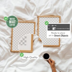 Puede incluir: Dos marcos de fotos de madera con una capa de paspart&uacute; se muestran sobre una superficie blanca y texturizada. Los marcos est&aacute;n vac&iacute;os, con un patr&oacute;n de cuadros visible. El texto de la imagen dice "Ready to place art in Smart Objects."