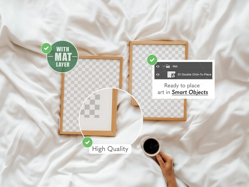 Puede incluir: Dos marcos de fotos de madera con una capa de paspart&uacute; se muestran sobre una superficie blanca y texturizada. Los marcos est&aacute;n vac&iacute;os, con un patr&oacute;n de cuadros visible. El texto de la imagen dice "Ready to place art in Smart Objects."