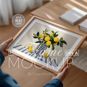 Mockup de quadro de paisagem horizontal com pessoa, close-up PSD A3 A4 Modelo de pôster Arte de parede de madeira minimalista, Boho DIN Um Photoshop fino simples