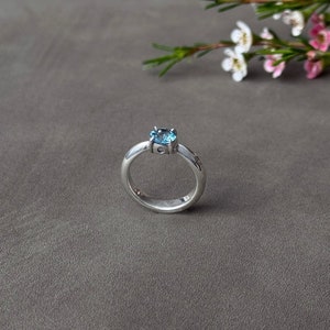 Anillo de plata 925 hecho a mano con regalo de topacio azul natural para su elegante anillo simple