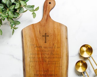 Tabla de charcutería personalizada con borde vivo de madera de cerezo, cruz cristiana personalizada y envolturas para celebraciones