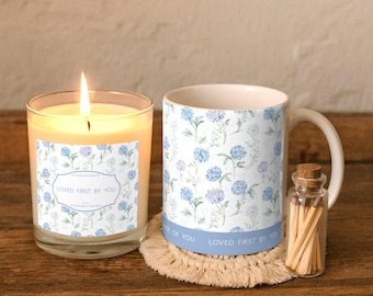Caja de regalo floral de hortensias azules: vela de soja, taza, posavasos, cerillas y envoltorios para celebraciones.