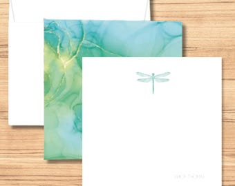 Juego de tarjetas de felicitación personalizadas con forma de libélula, con sobres y envoltorios para celebraciones.