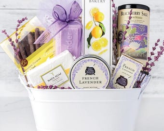 Cesta de regalo Lavender Fields Relaxation Spa + Delicias Caja de dulces de limón seleccionada / Envoltorios de celebración