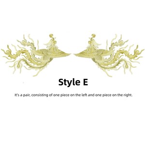 Puede incluir: Dos parches de f&eacute;nix bordados en oro, Estilo E, sobre un fondo blanco. Los parches son im&aacute;genes especulares. El texto "Style E" est&aacute; debajo, con el texto "It's a pair, consisting of one piece on the left and one piece on the right."