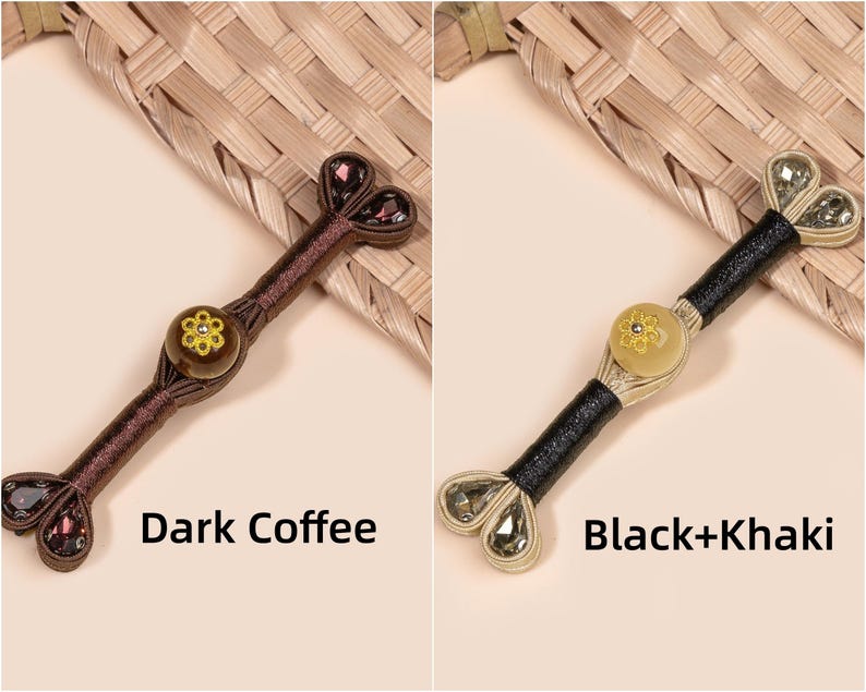 Op de afbeelding: Twee decoratieve haarstokjes, &eacute;&eacute;n donker koffie en de andere zwart en kaki. Elk stokje heeft een centraal bloemmotief en hartvormige accenten aan de uiteinden. De tekst "Dark Coffee" en "Black+Khaki" staat eronder.