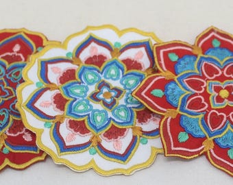 Exquisito parche bordado floral inspirado en Dunhuang: aplique floral tradicional chino cosido a mano para proyectos culturales de bricolaje.