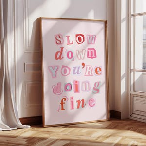 Slow Down You're Doing Fein Zitat Druck Bunte Buchstaben Typografie Poster Inspirational Home Minimalist Ästhetische Wandkunst Rosa Affirmation